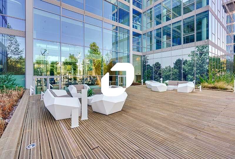 A proximité de la gare de Massy RER B & C et TGV.