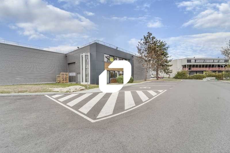 Situé au pied de la Francilienne et à proximité d