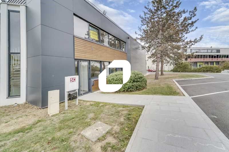 Situé au pied de la Francilienne et à proximité d