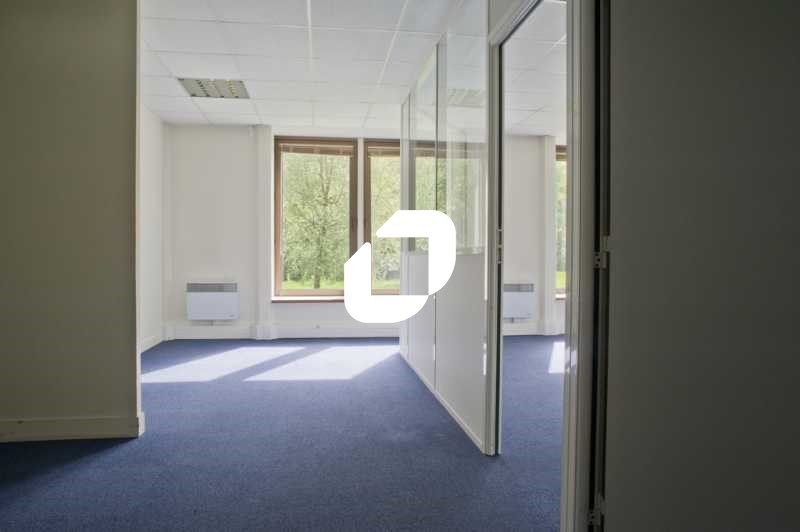 Situé à Croissy Beaubourg, dans un parc verdoyant