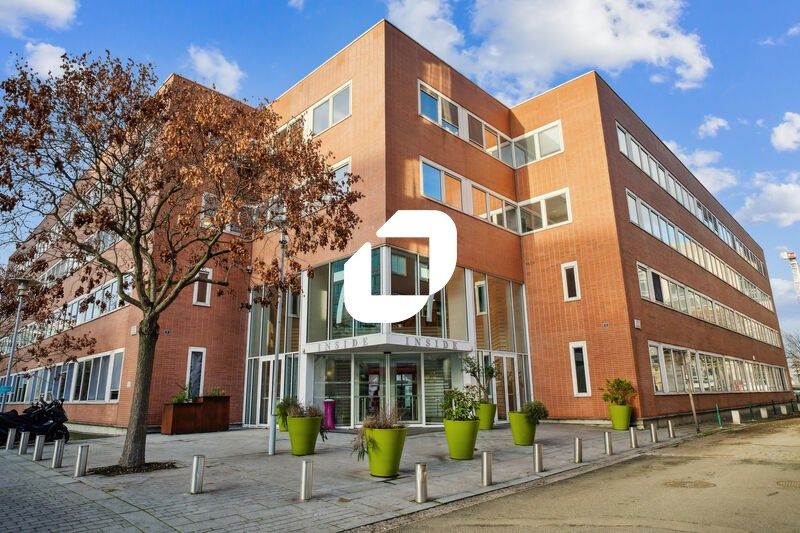 Au sein d'un immeuble de bureaux moderne situé à 