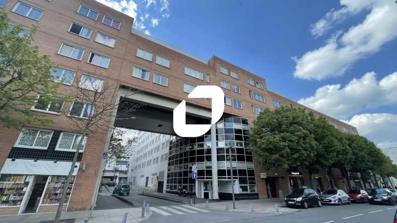 Au pied de la gare RER d'Evry-Courcouronnes, et à