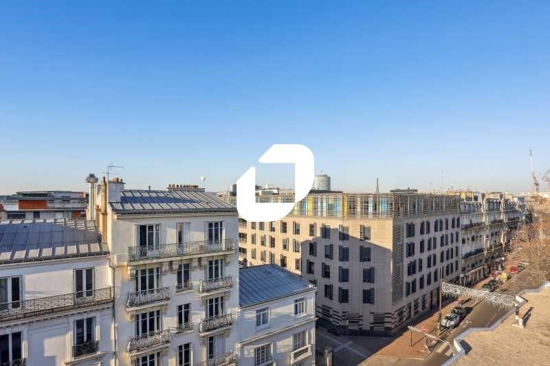 En centre ville, à proximité immédiate du métro (