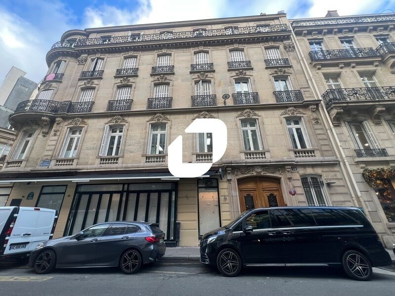 Situé à proximité des Champs Elysées et à deux pa