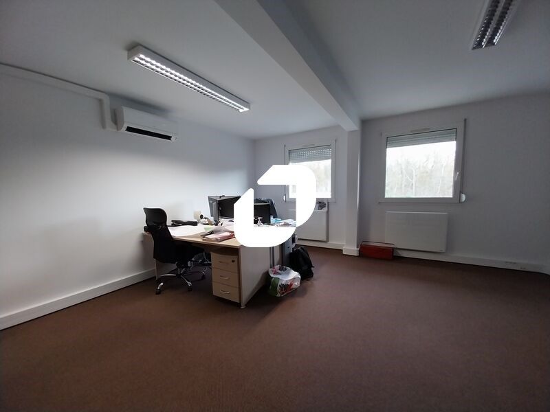 Située au 1er étage d'un immeuble en copropriété,