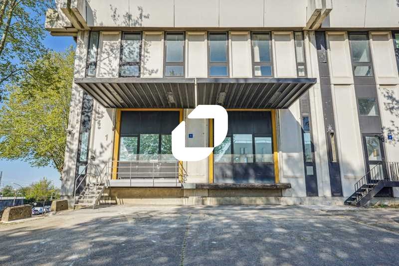 Situé au croisement de l'A6 et de l'A86, ces loca