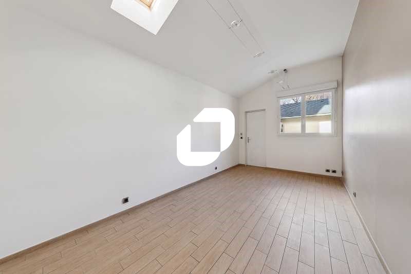 Découvrez ce bâtiment indépendant de 67 m² à loue