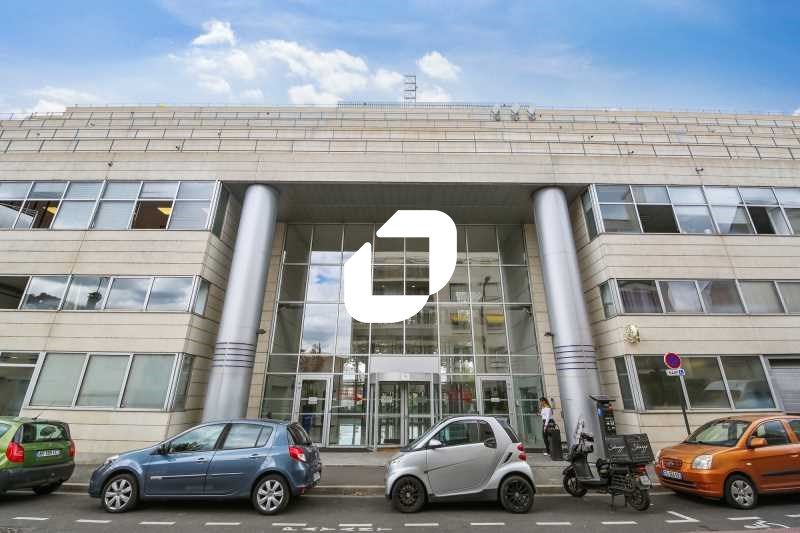 Dans un immeuble de bureaux en bord de Seine à Al
