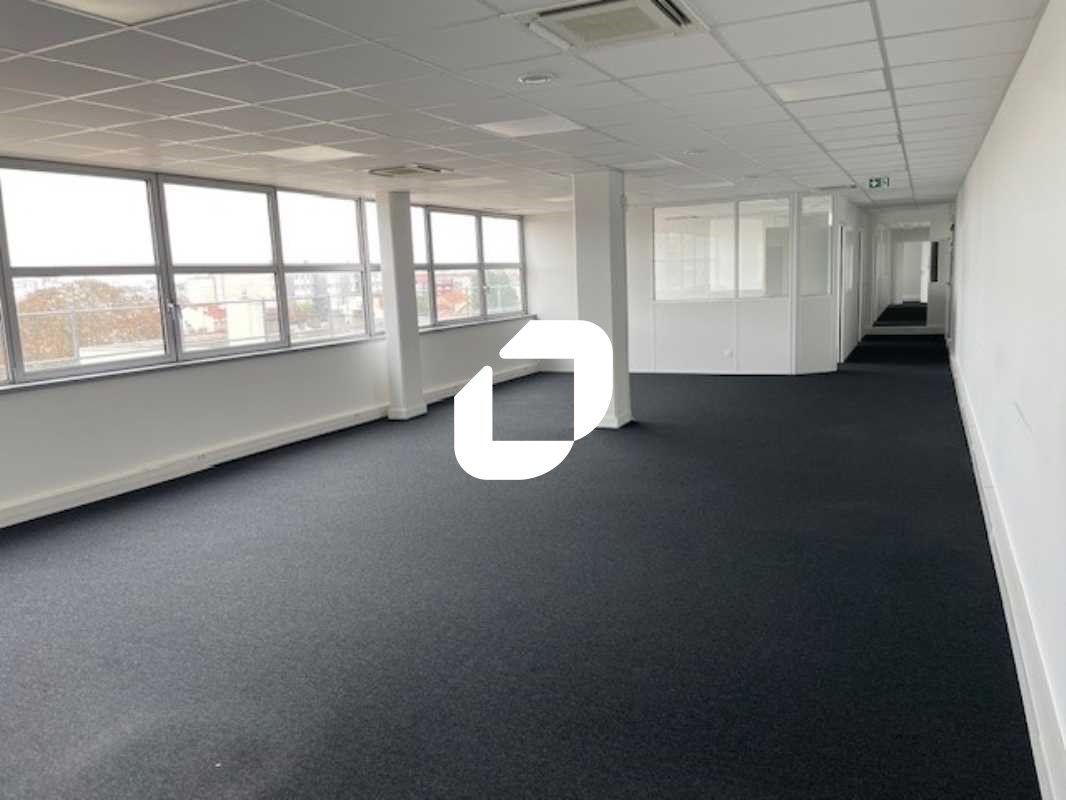 Dans un immeuble de bureaux en bord de Seine à Al