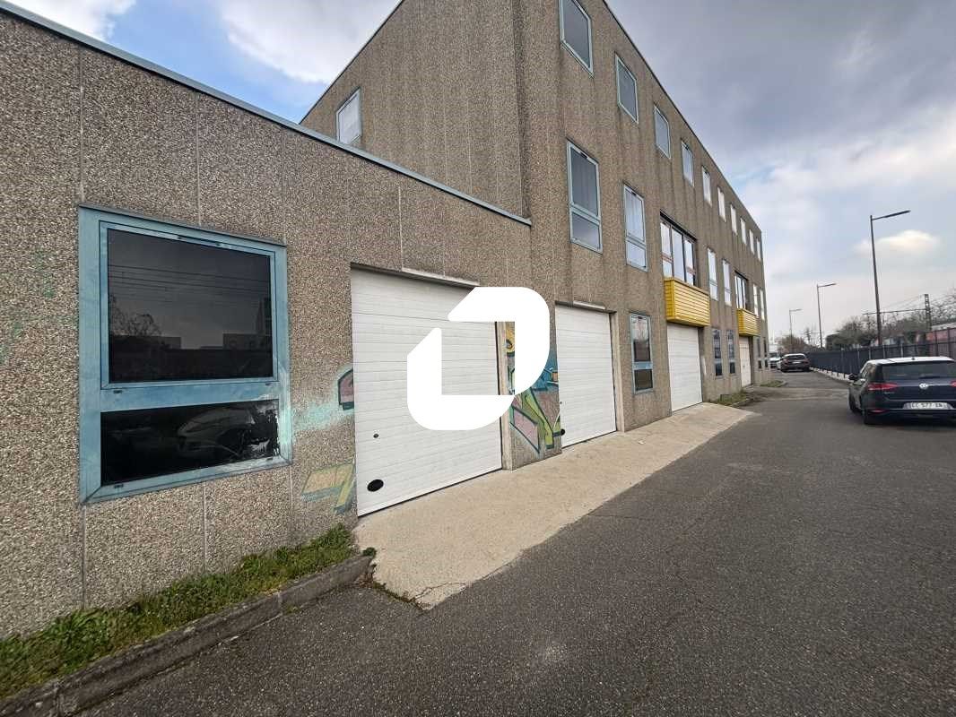 Situé au pied de la gare RER de Ris-Orangis (RER 