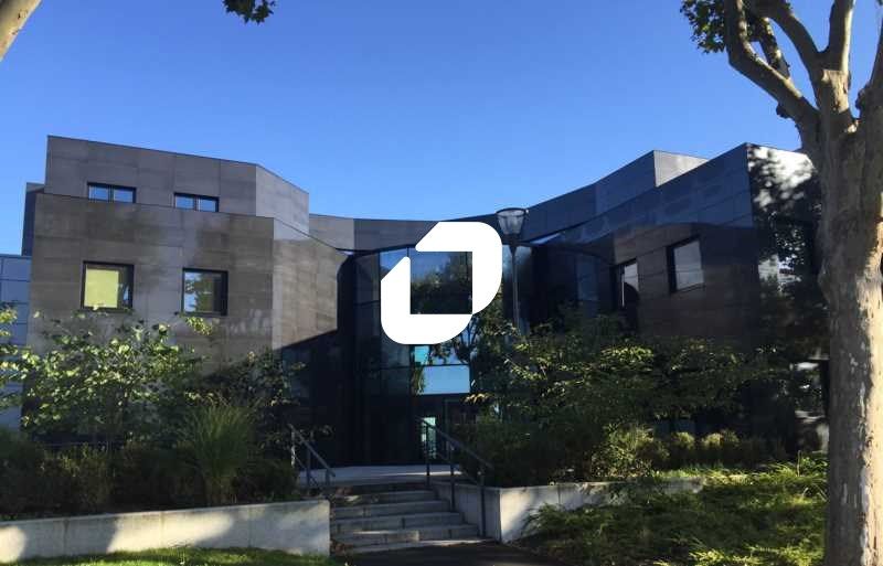 Situé au pied de l'autoroute A6 et de la National