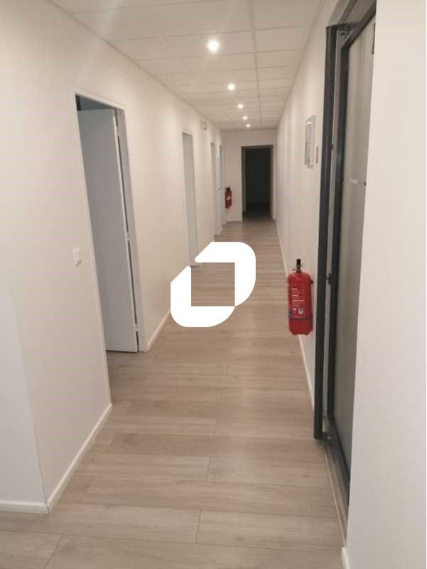 Situé au pied de l'autoroute A6 et de la National