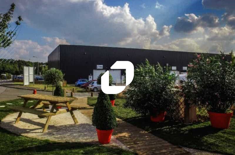 Situé à Louvres (95),  dans le Parc d'activité de