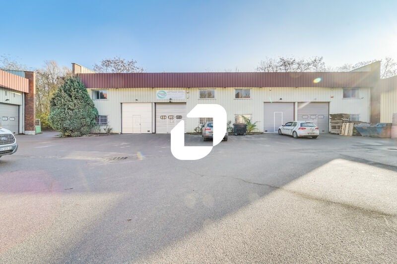 Situés au coeur de la zone d'activités de l'Églan