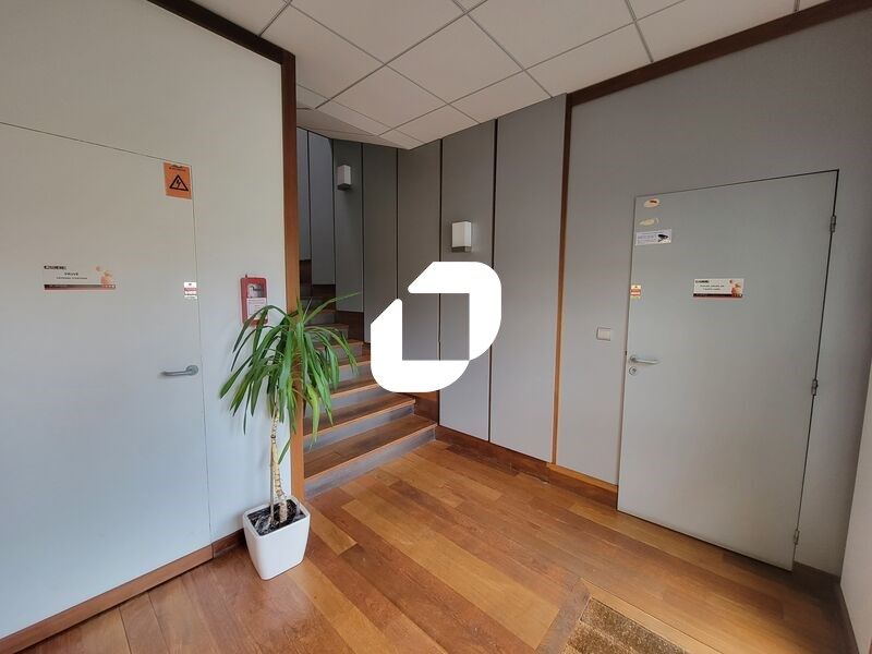 Situé à proximité des grands axes N20, N118 et A1