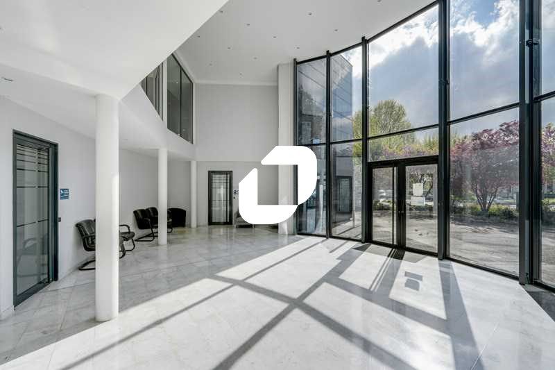 Situé au pied de l'Autoroute A6 et à proximité de