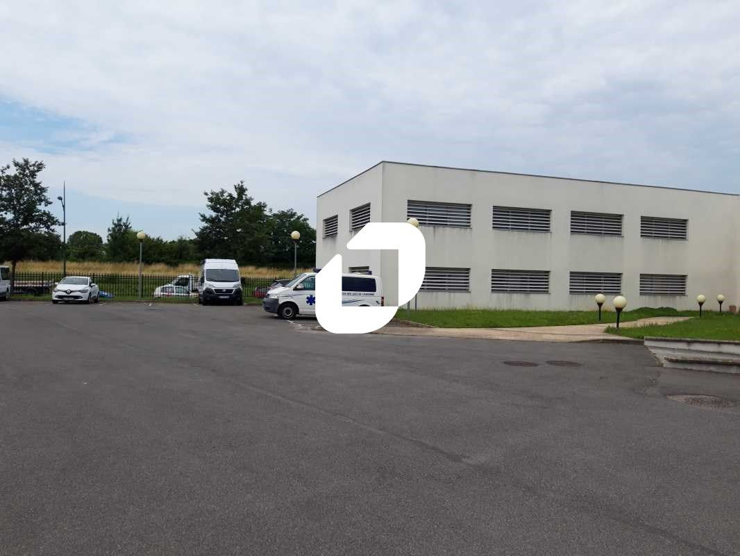 Situé dans une zone d'activité dynamique, à proxi