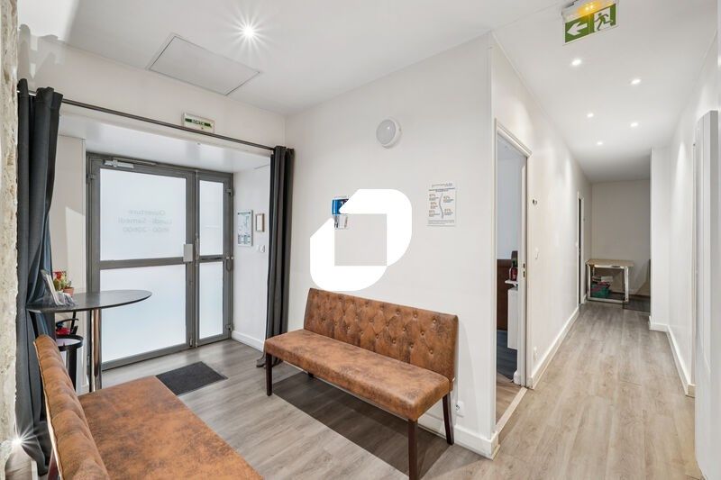 Proximité immédiate de Saint-Lazare, Paris 8e. En