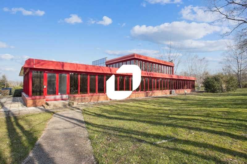 Situé à Dourdan, dans un cadre arboré et agréable