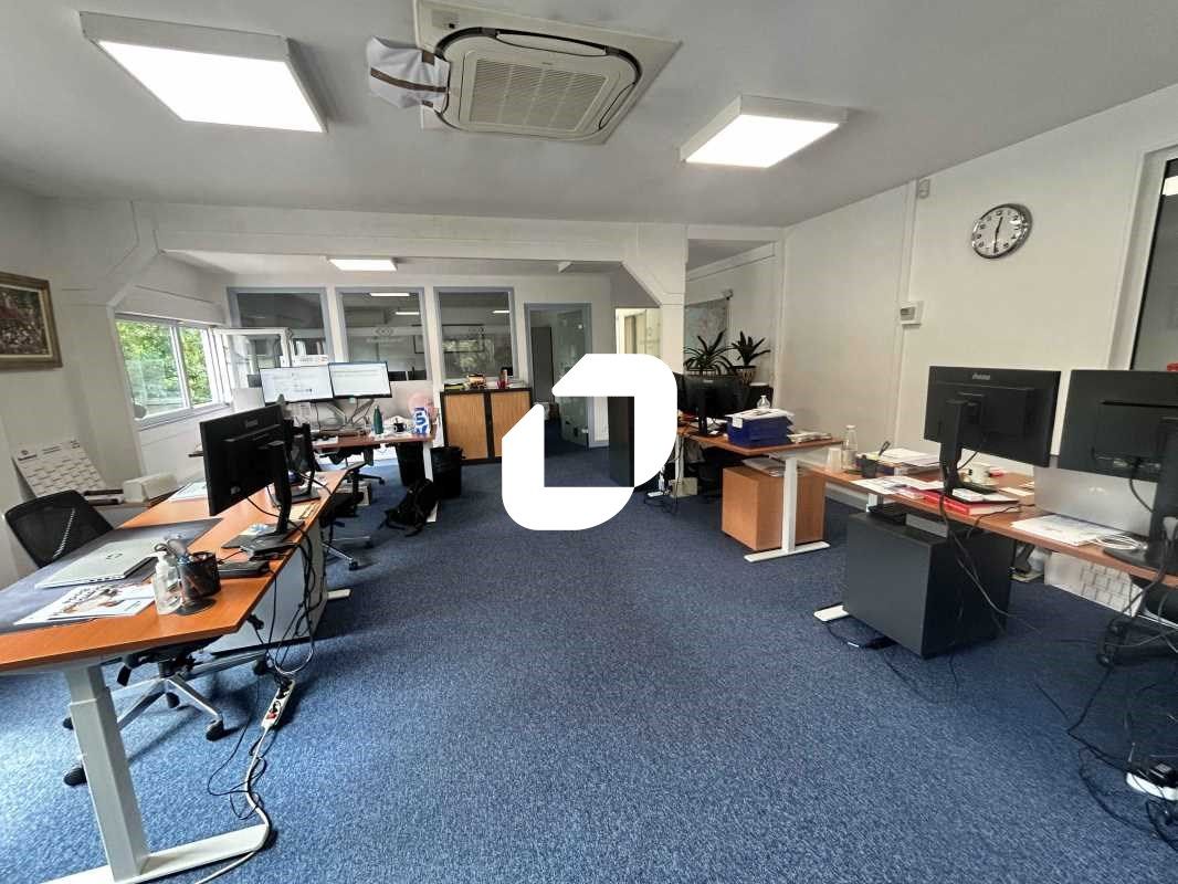 Au coeur de la zone d'activité de Montigny les Co