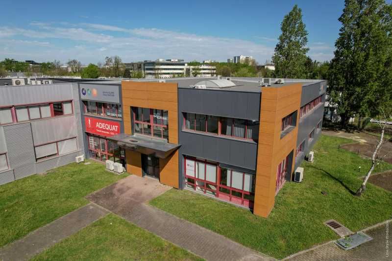 Situé au coeur de la zone d'affaires du Phare à B