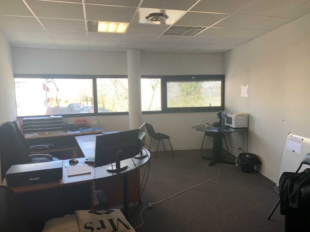 Situé en plein coeur de la zone tertiaire de Cadé