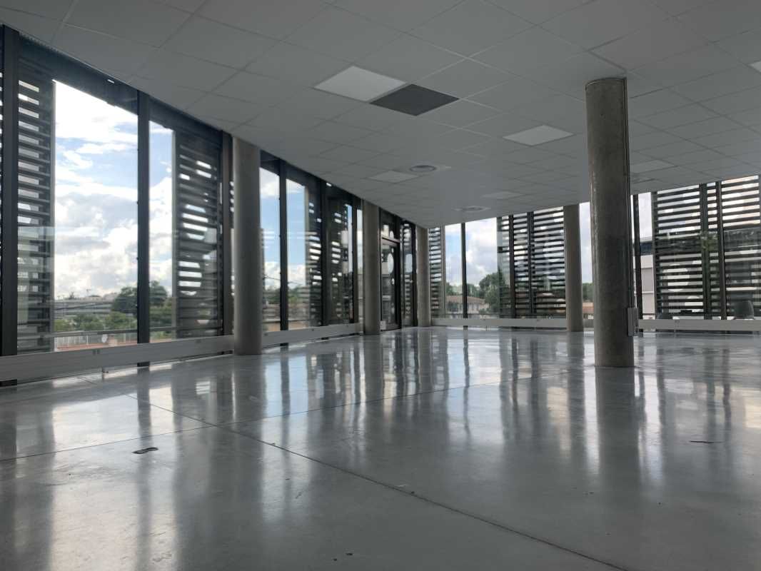 À MÉRIGNAC, au pied du Tram, au sein d'un immeubl