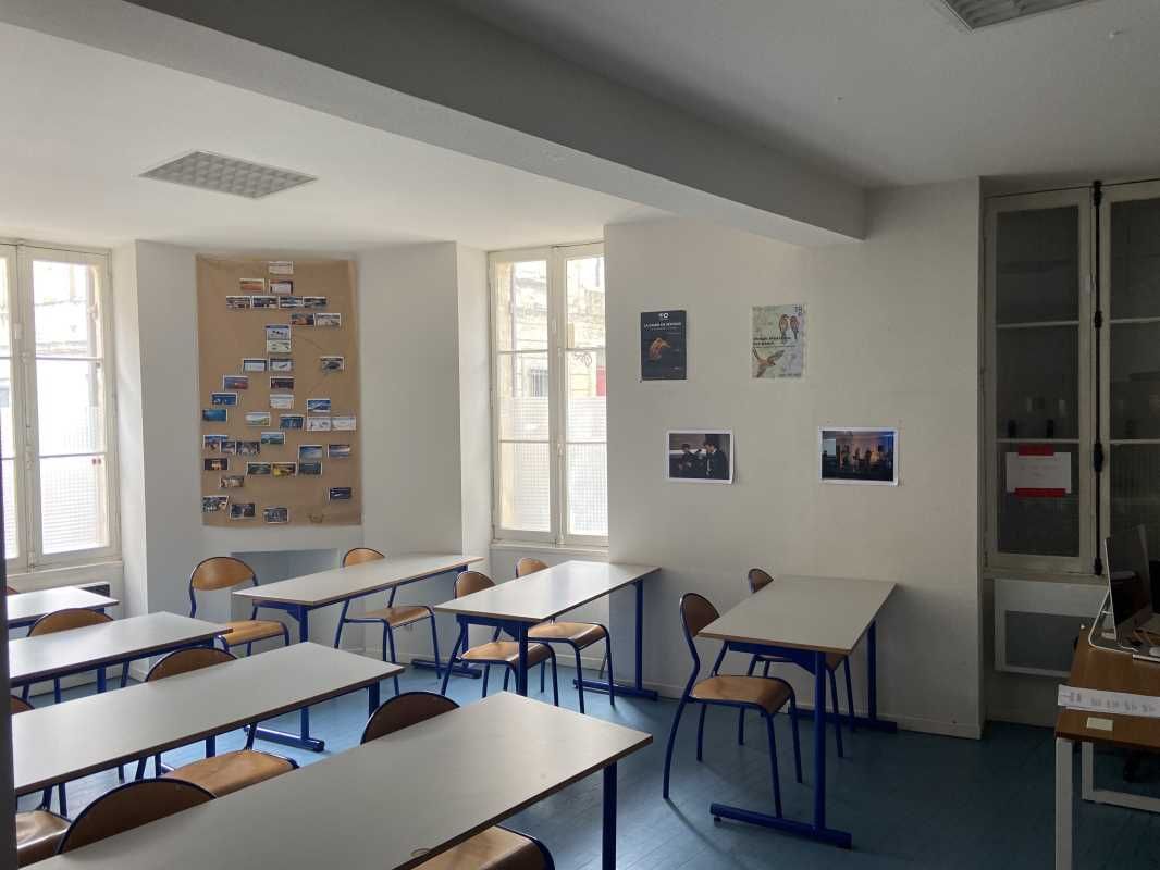 À BORDEAUX, au sein du quartier de la Victoire/St