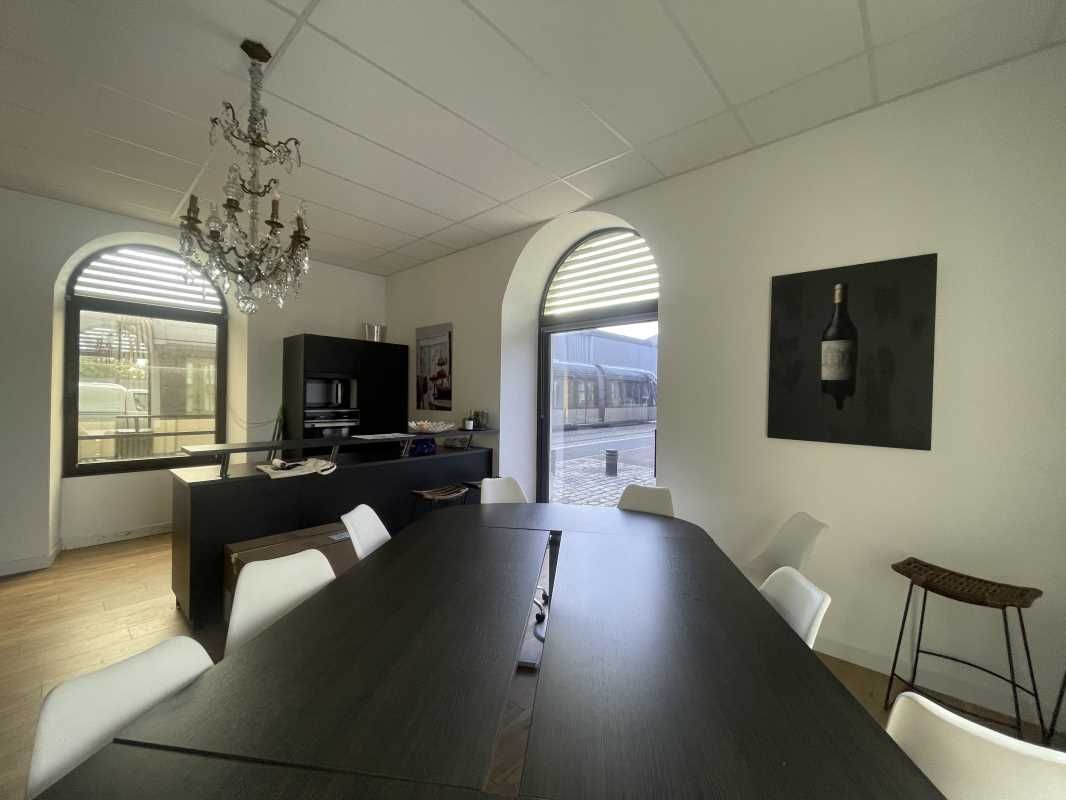 À BORDEAUX, proche de la Cité du Vin et au pied d