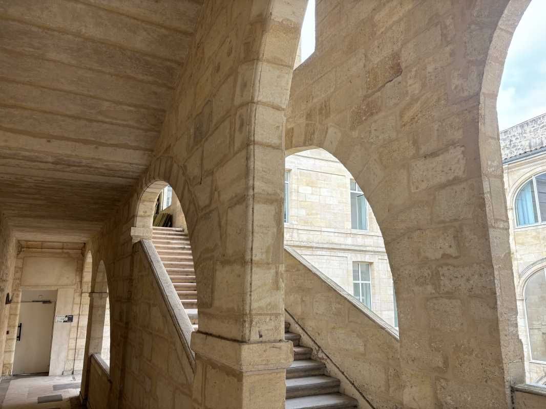 À BORDEAUX, sur le secteur des Chartrons, avec vu