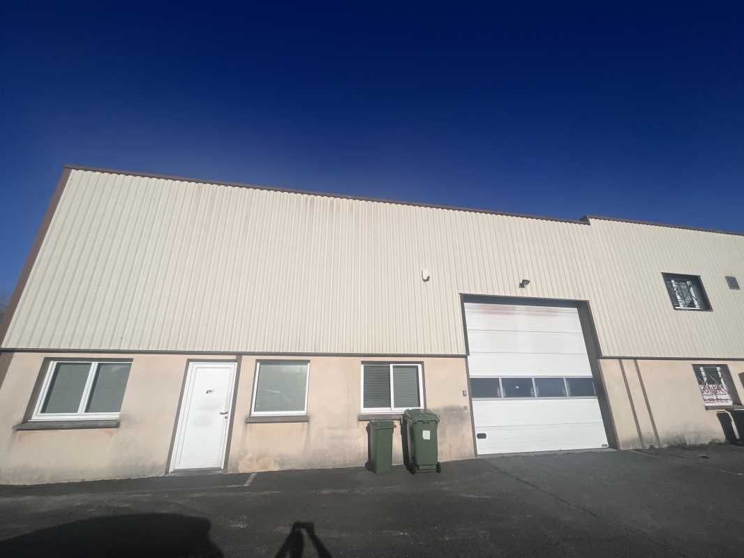 À ARTIGUES-PRES-BORDEAUX, au sein d'un bâtiment e