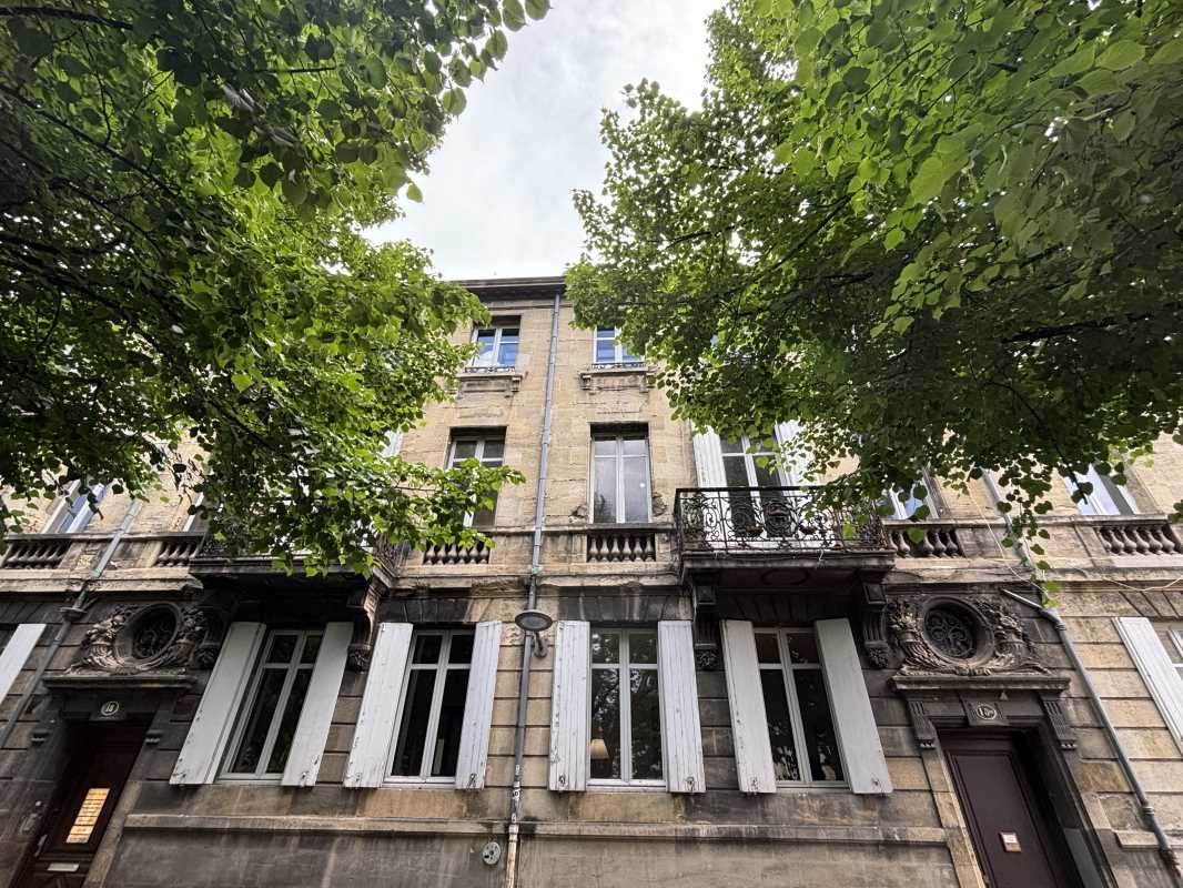 Situé dans le centre de Bordeaux, proximité imméd