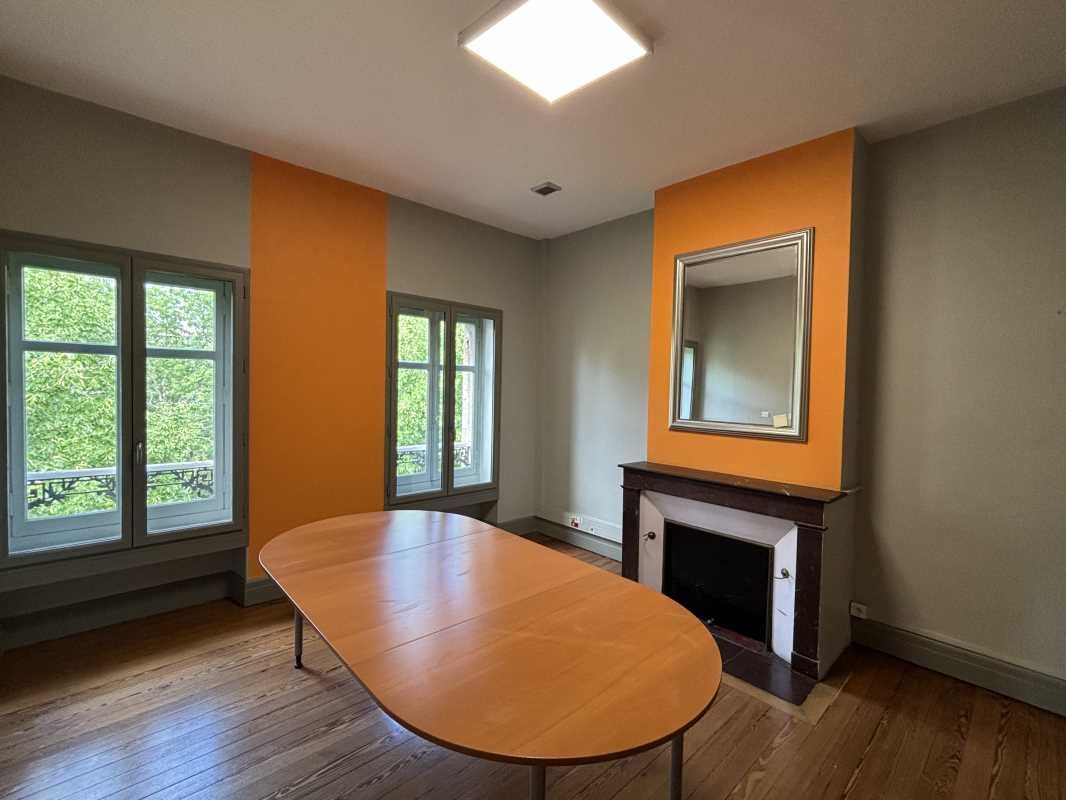 Situé dans le centre de Bordeaux, proximité imméd