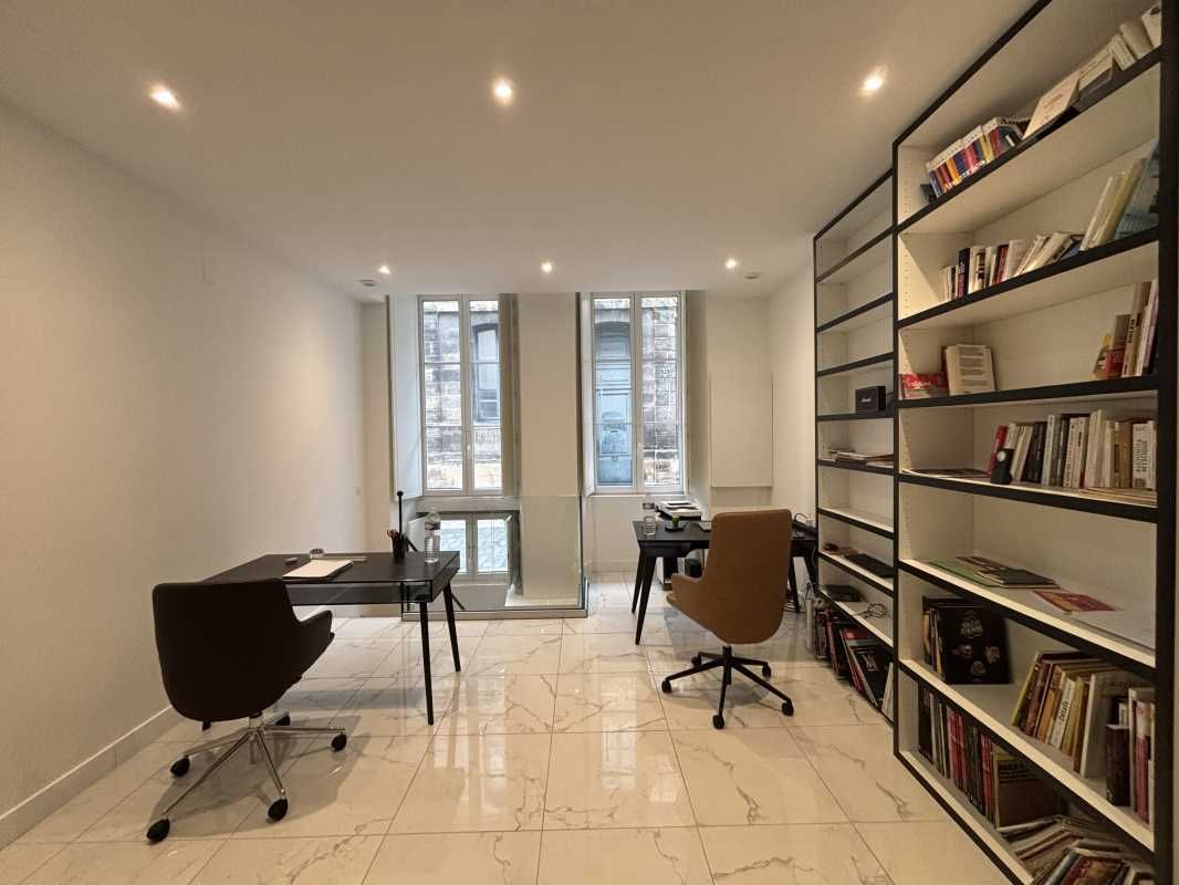 Situé a proximité immédiate de la place Puy Berla