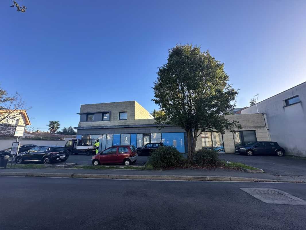 Situé à BEGLES sur un axe passant FAIR-RE vous pr