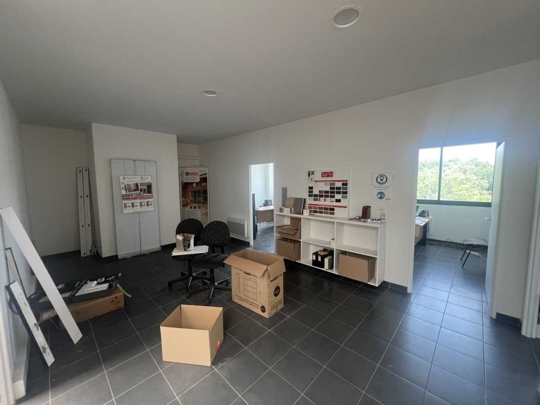 À YVRAC, au sein d'une zone artisanale et à proxi