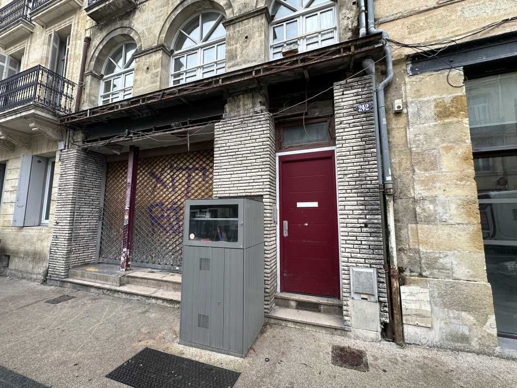 À BORDEAUX, à proximité immédiate de la gare de B