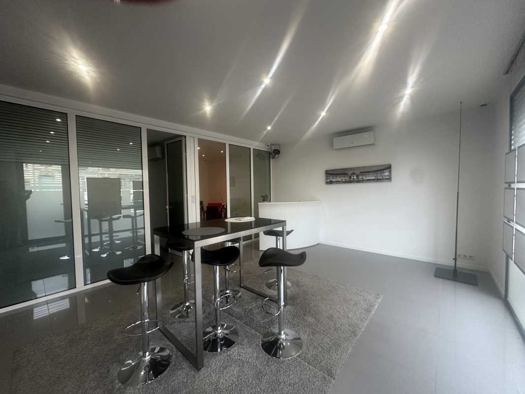 Situé sur les boulevards proche du stade Chaban D