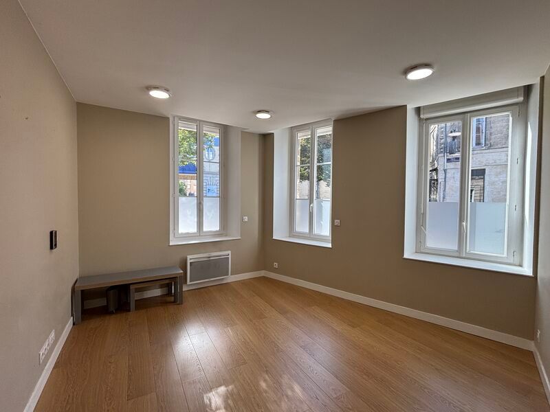 À BORDEAUX, en centre ville , à proximité de Méri