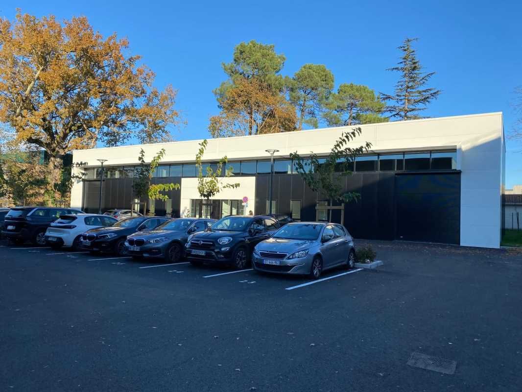 À MÉRIGNAC, au sein de la zone de VERT CASTEL, à 