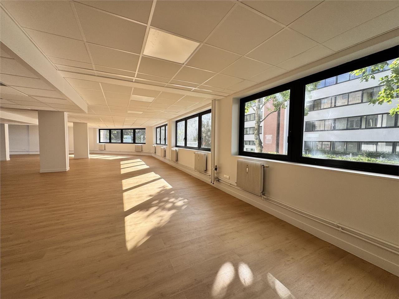 Surface totalement rénovée. A 400 mètres du Métro