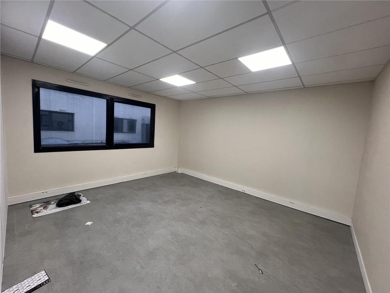 À proximité de l'autoroute A86, CRENO REAL ESTATE