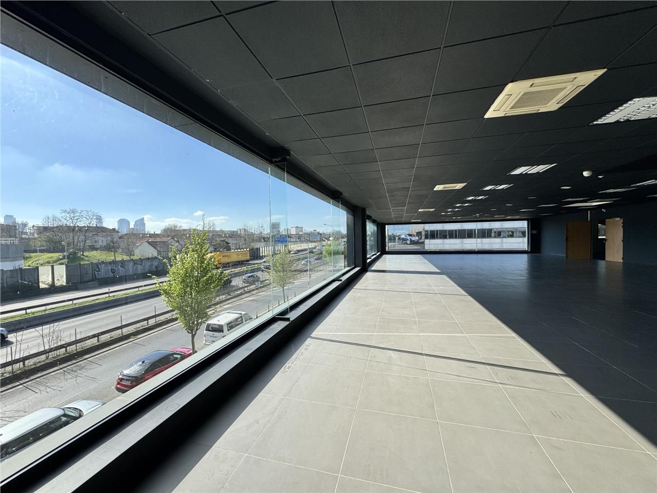 Nanterre, au pied de l'autoroute A86, CRENO REAL 