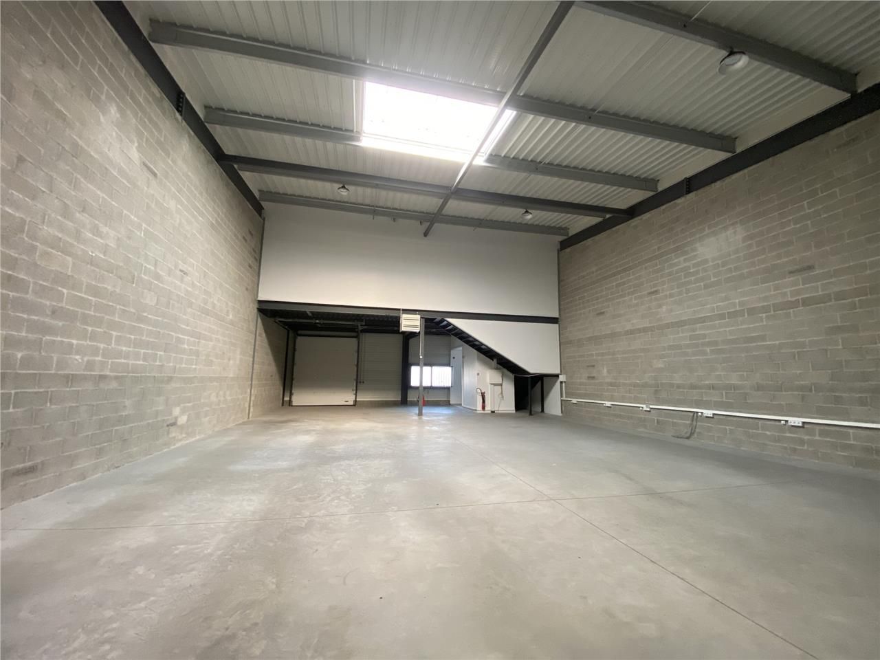 Entre l'autoroute A15 et A86, CRENO REAL ESTATE v