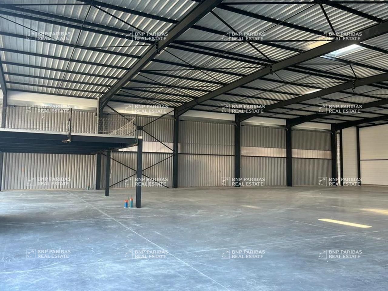 1826 m² pour ce activité en location à Ambérieux