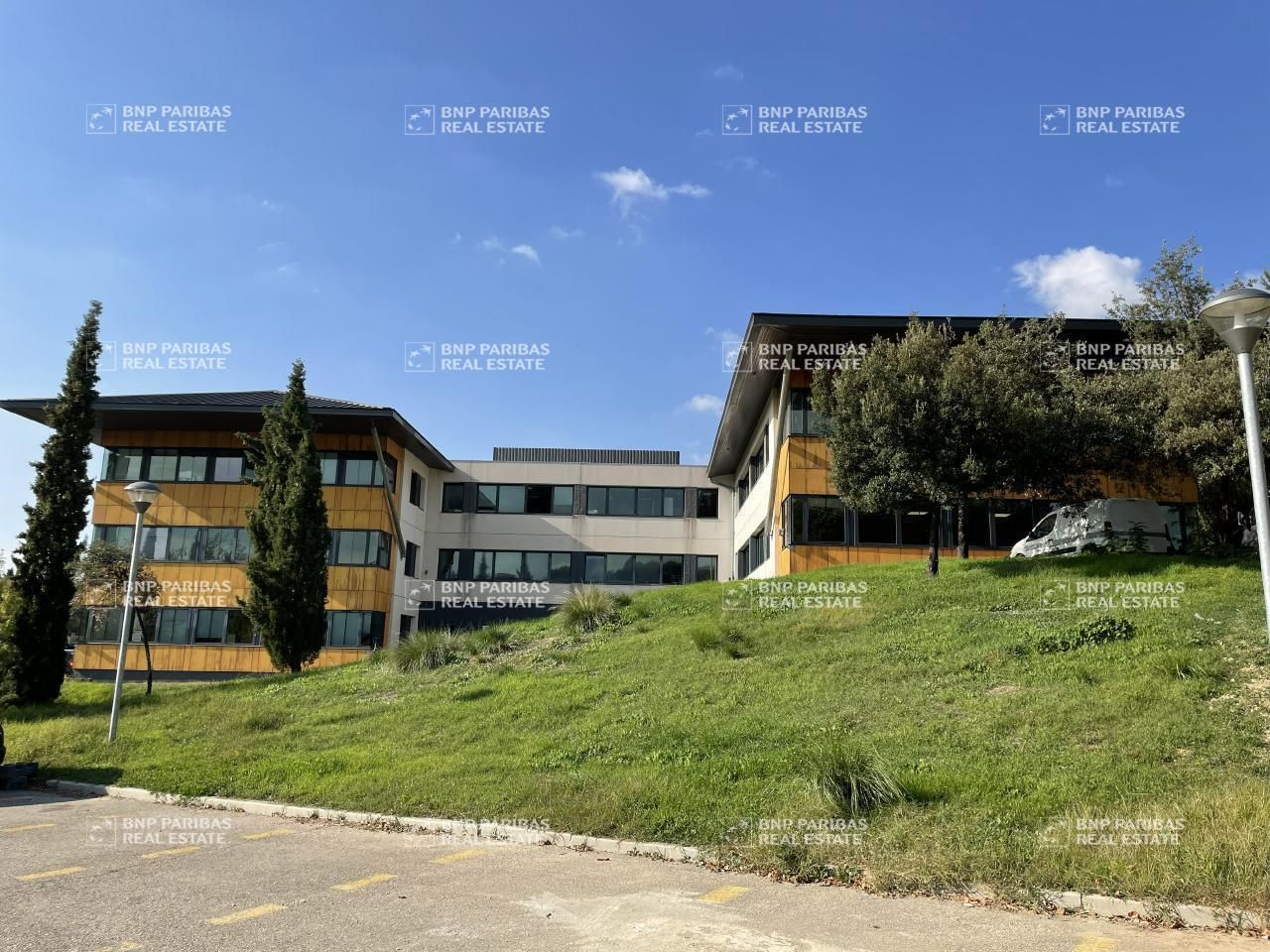 2351 m² pour ce bureaux en location à Marseille 13