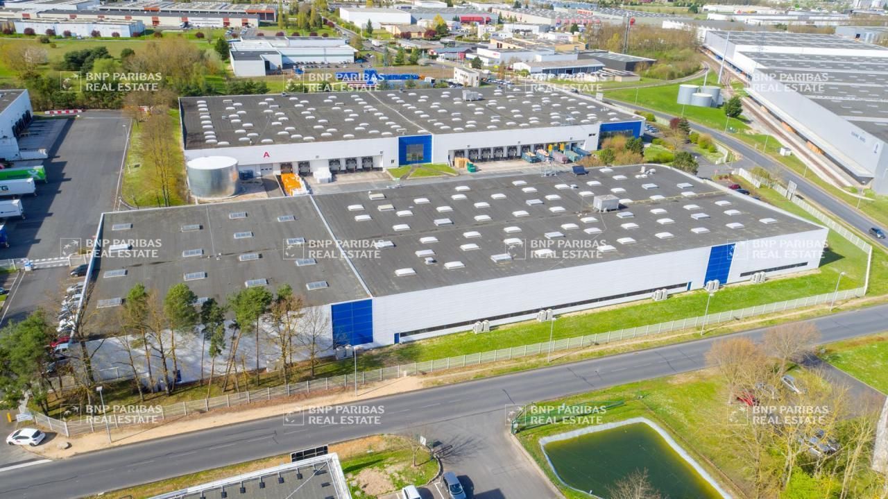 7464 m² pour cetentrepôts classe b en location à Ormes