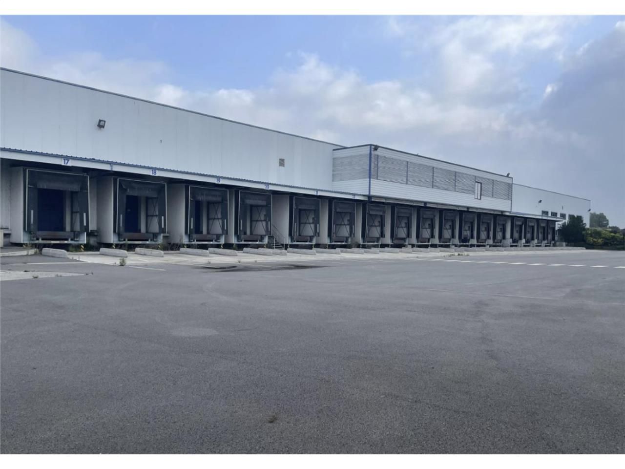 SAVILLS FRANCE vous propose, à louer, un entrepôt