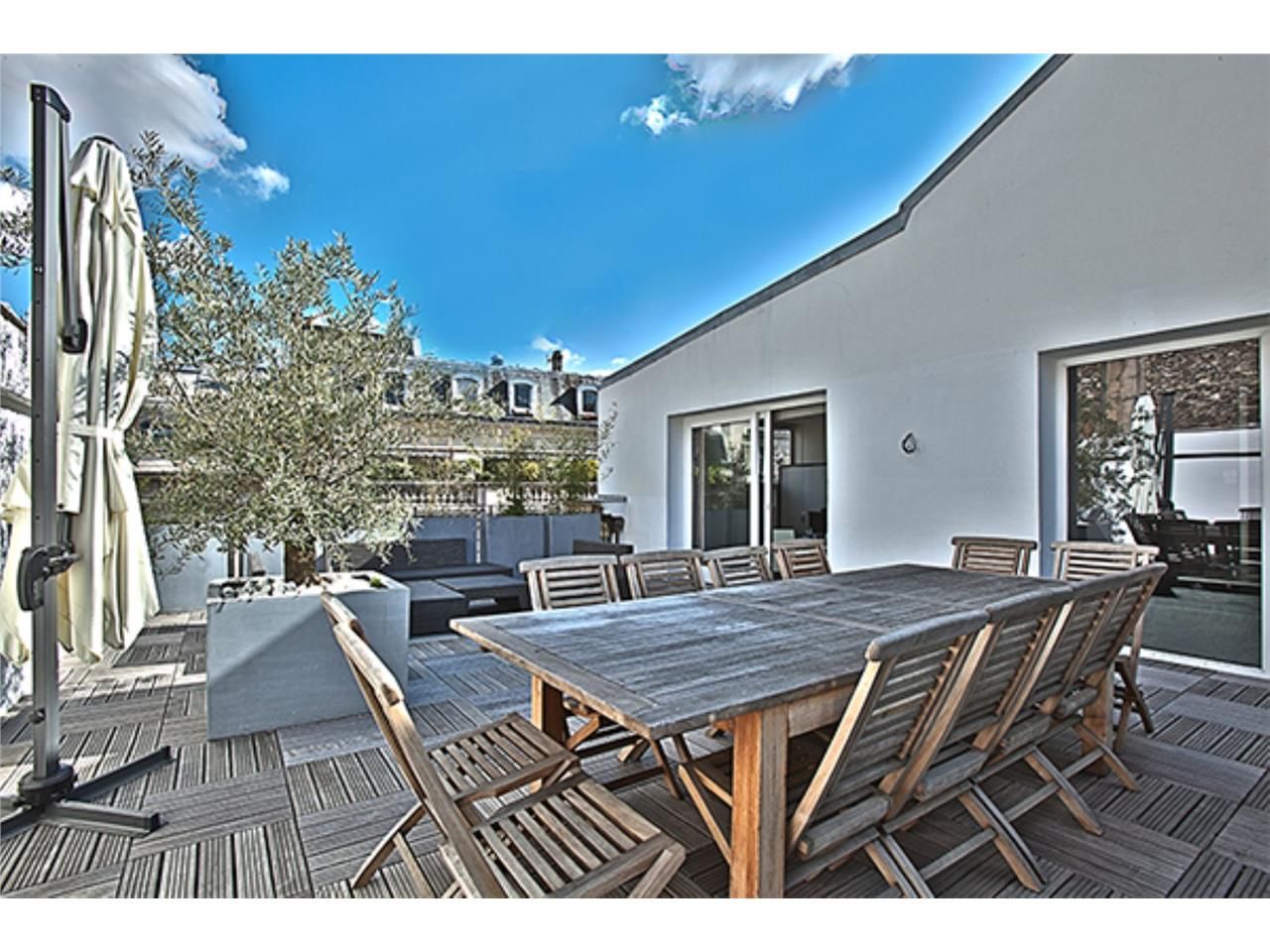 Situé prés du Trocadéro à Paris, cet espace de bu