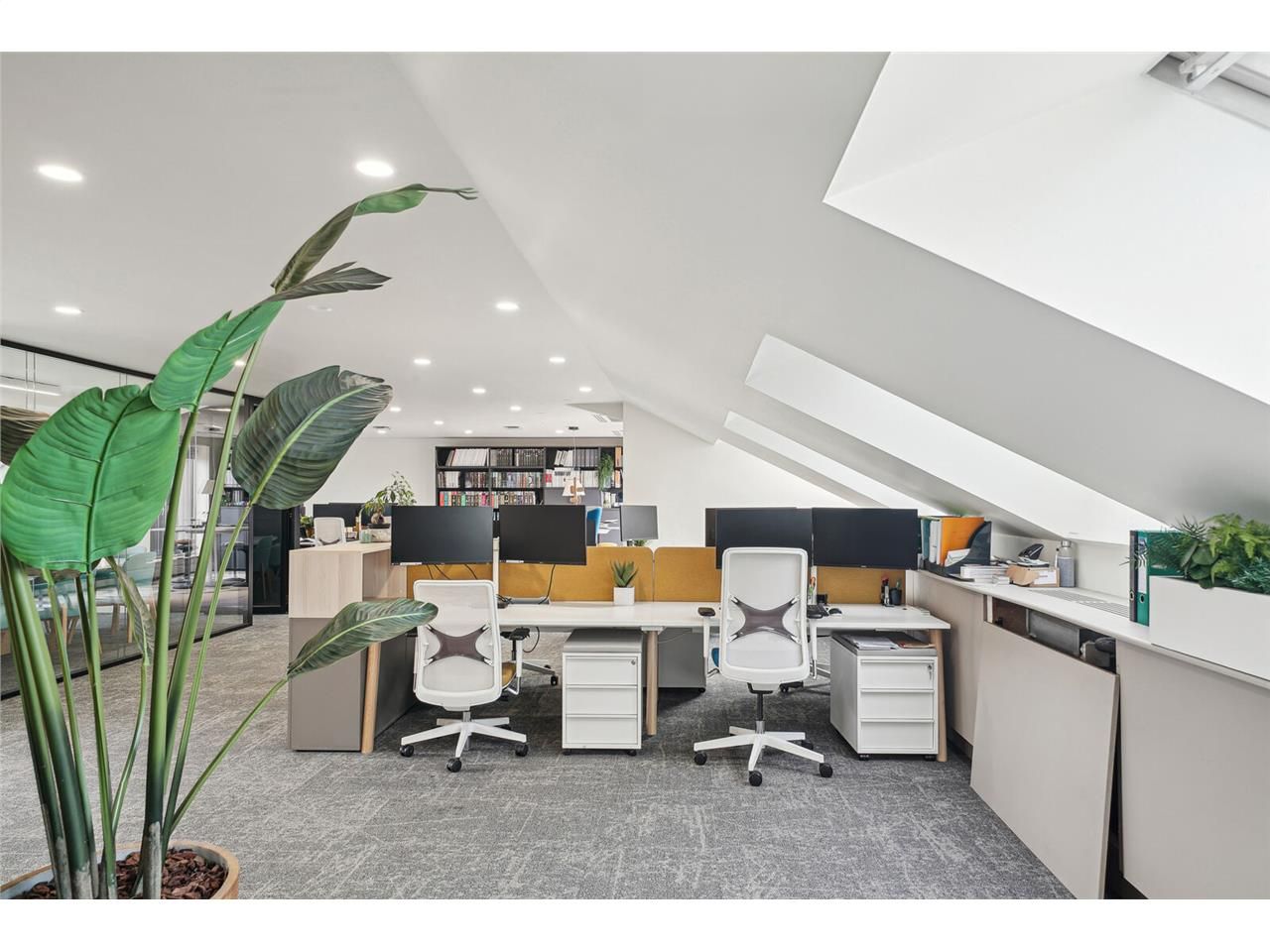 Savills vous propose à la location 241m² de burea